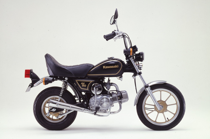 1982年に登場した「カワサキAV50」。プルバックハンドルや背もたれ付きのシートを備えた、アメリカンなテイストのレジャーバイクだった。