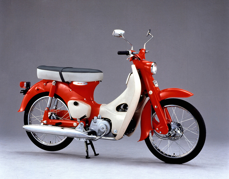 「スーパーカブCA100」。1958年に登場した初代「スーパーカブC100」の北米仕様。ビビッドなカラーとタンデム可能なダブルシートが特徴。