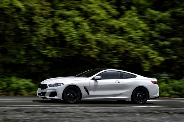 「840iクーペMスポーツ」のサスペンションは、フロントがダブルウイッシュボーン式、リアがマルチリンク式。ドライビングモードと連動し、減衰力を変化させる「アダプティブMサスペンション」も標準装備されている。