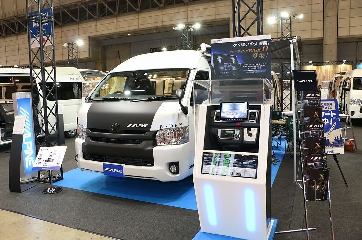 アルパインは、11インチの大画面ナビゲーションシステム「フローティングビッグX 11（イレブン）」を展示。最近は、市場のニーズに応えて、車内でカラオケが楽しめる装置も用意しているという。