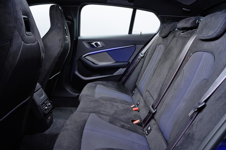 ホイールベースは先代よりも20mm短縮されているが、パッケージングの根本的な変化により、後席のニールームは33mm拡大した。ヘッドクリアランスは19mm広がっている。