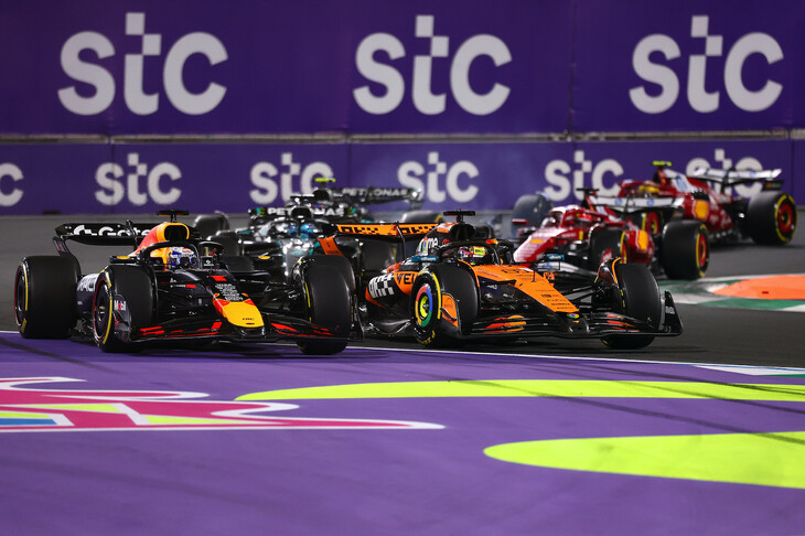 F1第5戦サウジアラビアGPは、スタート直後のターン1で雌雄が決したといっていい。ポールシッターのマックス・フェルスタッペン（写真左）には、コースを外れながらトップを守ったことで5秒ペナルティーが科された。代わってレースをリードしたのがマクラーレンのオスカー・ピアストリ（同右）で、落ち着いたレース運び今季3勝目。チャンピオンシップでも首位に躍り出た。（Photo=Getty Images / Red Bull Content Pool）