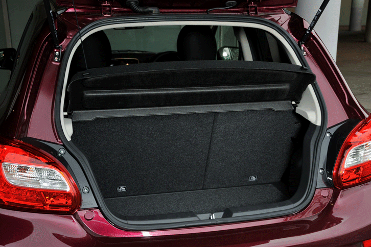 ラゲッジルームでは、後席をたたんだ際の床面がよりフラットになるよう、改良が施された。（写真をクリックするとシートの倒れる様子が見られます）