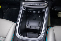 センターコンソール前方にプッシュスイッチ式のシフトセレクターを配置。USB Type-AとType-Cのポート、DC12Vの電源ソケット、ワイヤレスチャージングパッドは標準装備となるアイテム。