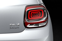 エンブレム下部に専用のステッカーが備わる。