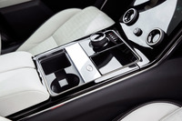 トランスミッションは8段AT（ZFの8HP70型）。センターコンソールにおなじみのロータリー式シフトセレクターが設置されている。