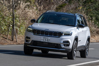 ボディーカラーは「パールホワイトトライコート」（写真）と、「ヴェルヴェットレッド」「ブリリアントブラッククリスタル」「グレーマグネシオメタリック」の4種類。グレー以外の3色は5万5000円の有償オプションとなる。