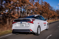 一般道で試走を行った「トヨタ・プリウス」には、195/65R15サイズの「ブリザックVRX3」が装着されていた。乾燥路面であっても、過去のスタッドレスタイヤにあったような高周波のロードノイズなどはいっさい気にならなかった。