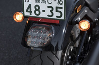 フロントフォークやエンジン、マフラーなど、各部が“ブラックアウト”された意匠も「ローライダーS」の魅力。テールランプもスモークレンズとなっている。