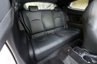 後席は2人掛けで閉所感がすごい。背もたれが倒せるので、トラックデーのタイヤ置き場としては重宝することだろう。