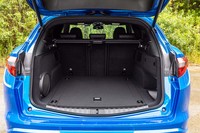 ラゲッジスペースの容量は、5人乗車時で525リッター。側面には後席背もたれのリリースレバーが備わる。