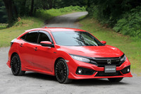 「シビックハッチバック」用の無限パーツは「PREMIUM SPORTS HATCH」をコンセプトに開発されており「ワイド＆ローでスポーティーなエクステリアをさらに洗練」させるとうたわれる。