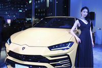 虎ノ門のTHE CORE KITCHEN／SPACEの外に「ウラカン ペルフォルマンテ スパイダー」を、会場内に「ウルス」を展示。