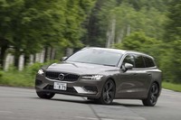 ボディーのスリーサイズは全長×全幅×全高＝4760×1850×1435mm。日本市場に配慮して全幅を抑えたというのがボルボの主張だ。