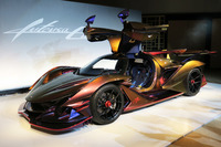 記者会見の会場でお披露目されたハイパーカー「アポロ・インテンサエモツィオーネ」。プロトタイプは2018年に発表済みだが、市販モデルの公開はこれが初となる。