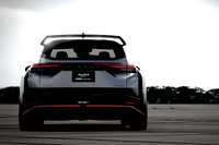 トレッドの拡大に合わせて左右で145mm広げられたフェンダーと約20mmのローダウン化によって、低重心で迫力あるプロポーションを実現。