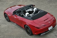 今回の試乗車の鮮やかなボディーカラーは「パタゴニアレッド」（14万7000円）。ソフトトップは標準のブラックのほかにグレーとレッドがオプション設定されている。