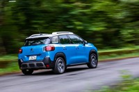 「C3エアクロスSUVシャイン パッケージ」の車重は1310kg。WLTCモードの燃費値は、14.7km/リッターと発表されている。