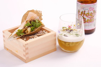 ニシ貝という地元の貝を使った料理。パパイアのソルベの甘みとニシ貝の歯ごたえ、ウニの濃厚な味わいがよくマッチした一品。