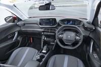 メーターをダッシュボードの高い位置にレイアウトしたプジョーならではの「iコックピット」は、メーターが3D表示となり「3D iコックピット」に進化した。
