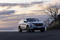 「プジョーE-3008」は国内では「GTアルカンターラパッケージ」のモノグレードで展開される。車両本体価格は760万円。