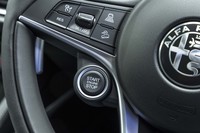 ステアリングホイールは本革巻き。センターパッドの左下にはエンジンのスタート＆ストップボタンが置かれる。