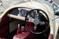 往年のプロペラ機をほうふつとさせるコックピット。アルミ製の外殻の内側には、フレームを構成する鋼管が縦横に走っている。