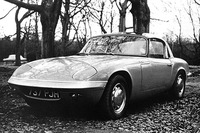 バックボーンフレームにFRP製のボディーを架装した「エラン」は、オープンカーが好まれた当時の北米市場で大ヒット。「26R」などのレーシングバージョンも用意された。