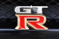 フロントのバッジは手塗りで仕上げられる。