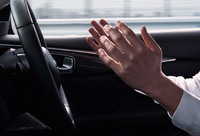 「日産スカイライン」では手放し運転を体験した。