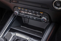 ワイヤレス充電（Qi）とApple CarPlayに対応するワイヤレス接続機能が標準で装備される。フロント用としてUSB Type-C端子が2口、リア用としてUSB Type-A端子が2口備わる。