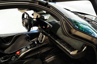 以前のプロトタイプにはなかったセンターディスプレイやエアコンの吹き出し口、エンジンのスタート／ストップスイッチ、レバー式のシフトセレクターなどが備わり、量産に向けた最終仕様であることをうかがわせる。