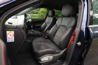 シートもレザーとアルカンターラを組み合わせた仕立て。ヘッドレストには「turbo」ロゴが配される。