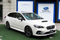 受け付けに展示された「スバル・レヴォーグ」の改良モデル。