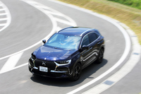 「DS 7クロスバック」は、全車「DSアクティブスキャンサスペンション」を装備。車両前方5～25mの路面状況を常時高速スキャンして路面の凹凸を検知し、4輪のショックアブソーバーの減衰力を最適化する。