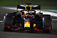 過去16戦でトップ3グリッドにつくこと13回、ポールは0だったフェルスタッペン（写真）。ほぼ定位置となった、メルセデス勢に次ぐ3位の会見席に「ここには座り慣れている。名札が貼ってあるんじゃない？」とジョークを飛ばすほどだったが、最終戦では見事ポール奪取に成功。2019年ブラジルGPに次ぐ自身3度目の予選P1となった。レースではスタートからゴールまでトップを一度も譲ることなく完勝。ドライバーズチャンピオンシップではバルテリ・ボッタスに9点届かず3位となったが、来季に望みをつなげるいい結果で一年を終えることができた。チームメイトのアレクサンダー・アルボンも予選5位から早々に4位に上がり、表彰台まであと1.5秒というところまで追い上げることができた。（Photo=Getty Images / Red Bull Content Pool）