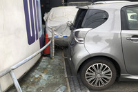 試乗を終えてコナストに戻り、元の位置に止めたつもりだったが、降りて見たらまだ後方に1mも空間があった。シグネットは、空間認識を狂わせるほど全長が短いのだ。