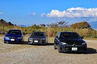 「Sクラス」譲りのインフォテインメントシステムを装備した新型「メルセデス・ベンツCクラス」（写真右）。永遠のライバルである「BMW 3シリーズ」（同左）や「アウディA4」（同中央）と比較し、電動化されたパワーユニットなど新型の実力を検証します。（photo：荒川正幸）