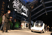 2011年5月21日、コモ湖畔で開催されたオークションで。ステージに上げられた「テスチュード」。