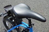 サドルの高さは780～955mmの間で調整が可能。関係者いわく、「ミニベロは両足のつま先が接地するくらいでサドルの位置を調整すると、ちょうどいい」とのこと。