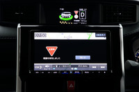 予防安全装置には、誤発進抑制機能（前方・後方）や路側逸脱警報機能、ふらつき警報、標識認識機能など、さまざまな機能が追加された。