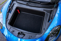 フロントボンネットの下に容量100リッター、リアのトランクリッド下に同96リッターのラゲッジスペースが備わる。容量や荷室の形状は標準モデルと同一。