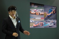 マクラーレンのモータースポーツ活動とニューモデル「620R」について説明する正本嘉宏氏。フェイスシールドを装着しているのは、新型コロナウイルス感染拡大の危険性に配慮してのこと。