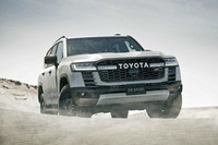 300系に設定される新グレード「GRスポーツ」。より悪路走破性能を高めた高性能モデルで、電子制御スタビライザーや前後2つの電動デフロックなどが標準装備される。