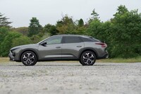 全長4805mmのボディーは立派なDセグメントサイズ。最低地上高は194mm（本国発表値）を確保する。