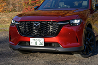 ピアノブラックのハニカムグリルやブラッククロームのシグネチャーウイングがフロントまわりをシャープに見せている。