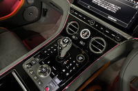 シフトセレクターレバーの手前に配置されるエンジンのスタート／ストップスイッチ。その丸型スイッチのベゼル部分がドライブモードセレクターダイヤルになっている。