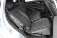 荷室の広さに加え、後席の多機能ぶりも6代目「CR-V」の美点。十分広かった従来型より、足元スペースを16mm拡大。さらに調整幅190mmのスライド機構を設け、リクライニング機構の稼働幅も10.5°拡大している。