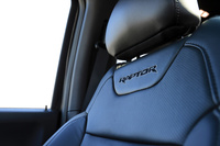 スポーツシートの背もたれに施された「RAPTOR」の刺しゅう。「F-150ラプター」のデビューは2010年のことで、今回取材したのは2世代目のモデルとなる。