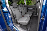 2列目シートは3座独立タイプ。2列目用のフロアマットは「現在開発中です」とのこと。